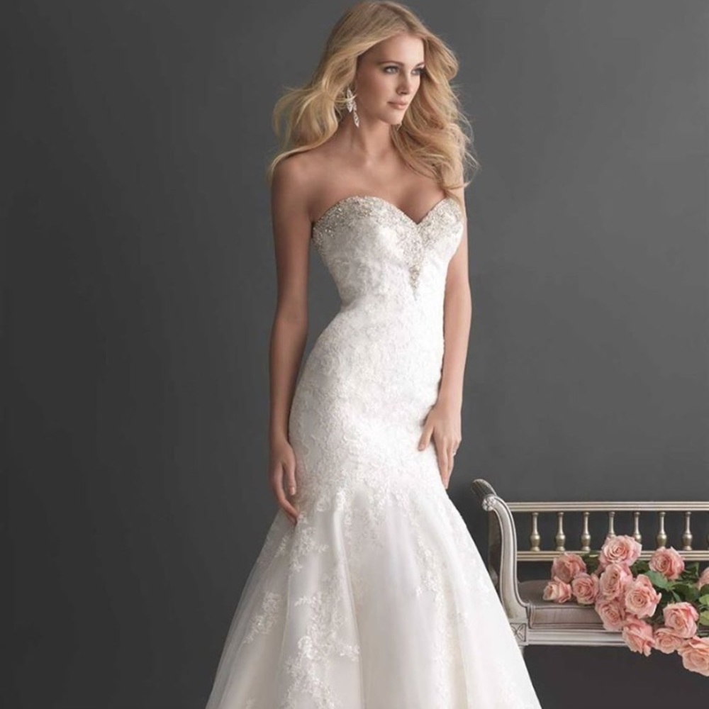 NEVER WORN: Allure Wedding Dress Size 4